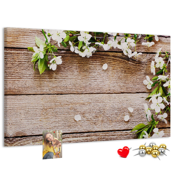 Tablero de anuncios flores sobre un fondo de tabla de madera