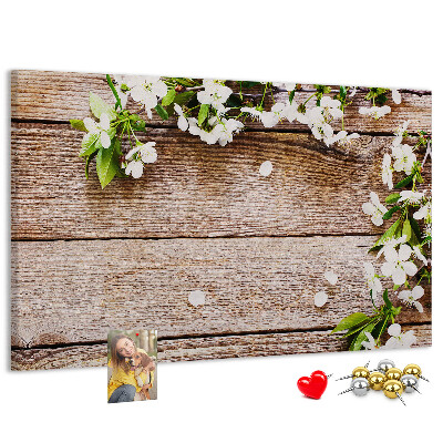 Tablero de anuncios flores sobre un fondo de tabla de madera