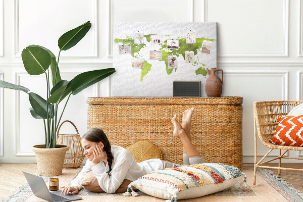 Tablero de corcho decorado mapa del mundo con diseño de acuarela verde