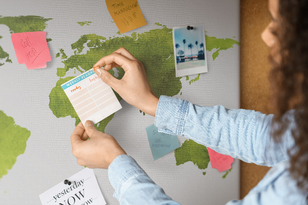 Tablero de corcho decorado mapa del mundo con diseño de acuarela verde
