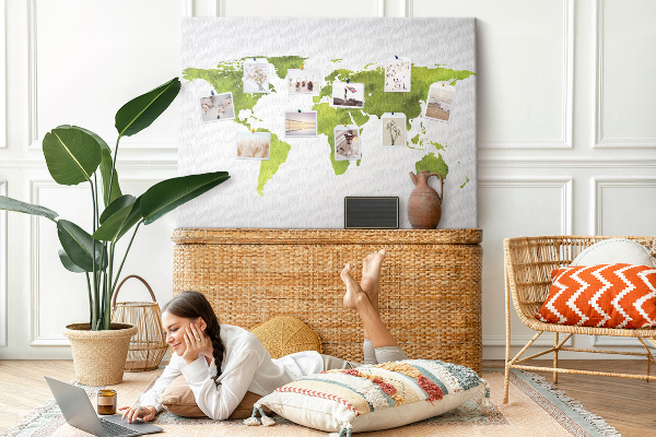 Tablero de corcho decorado mapa del mundo con diseño de acuarela verde