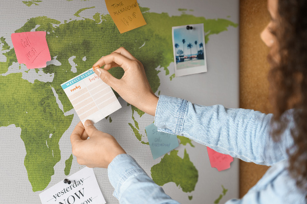 Tablero de corcho decorado mapa del mundo con diseño de acuarela verde