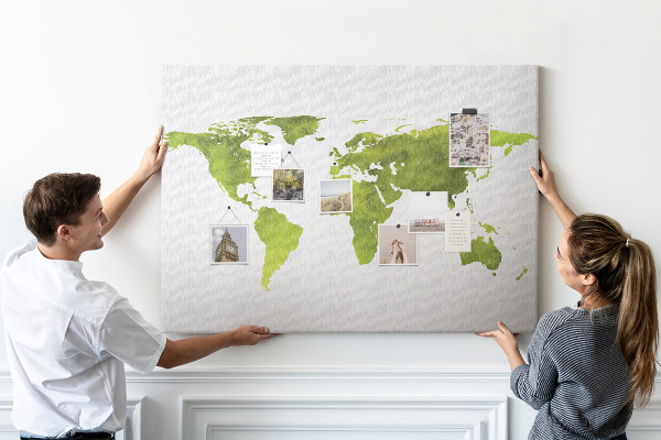 Tablero de corcho decorado mapa del mundo con diseño de acuarela verde