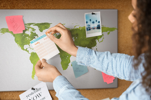 Tablero de corcho decorado mapa del mundo con diseño de acuarela verde