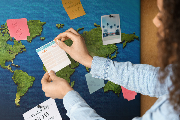 Tablero de anuncios mapa del mundo en color verde con diseño de océano al fondo