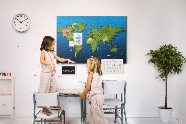 Tablero de anuncios mapa del mundo en color verde con diseño de océano al fondo
