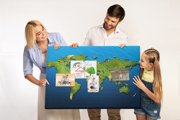 Tablero de anuncios mapa del mundo en color verde con diseño de océano al fondo