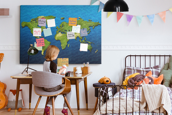 Tablero de anuncios mapa del mundo en color verde con diseño de océano al fondo