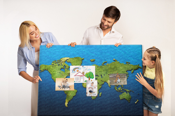 Tablero de anuncios mapa del mundo en color verde con diseño de océano al fondo
