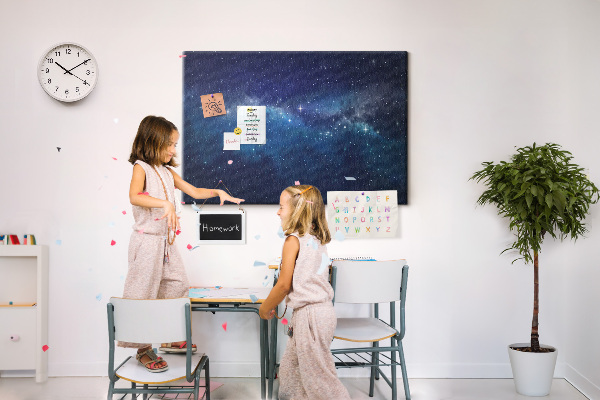 Pizarra de corcho diseño de espacio cósmico con estrellas centelleantes