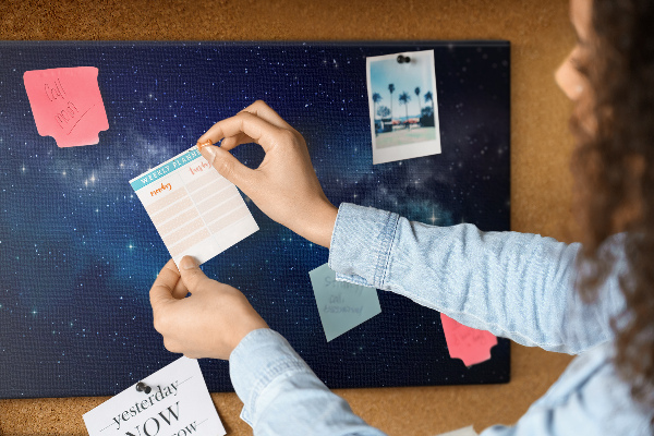 Pizarra de corcho diseño de espacio cósmico con estrellas centelleantes