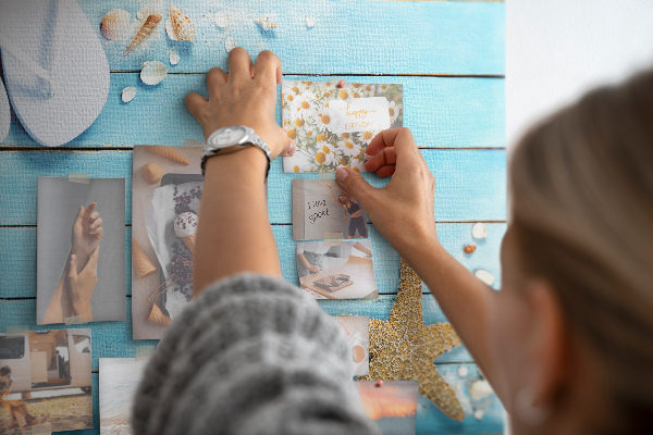 Tablero de anuncios diseño de recuerdos veraniegos de playa con conchas
