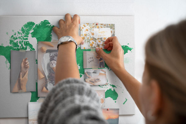 Pizarra de corcho mapamundi con diseño de acuarela verde