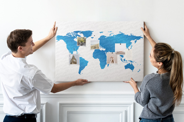Pizarra de corcho mapa mundial azul sobre fondo blanco