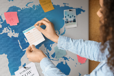 Pizarra de corcho mapa mundial azul sobre fondo blanco