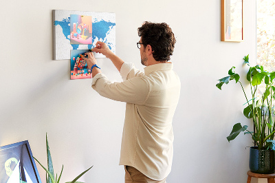 Pizarra de corcho mapa mundial azul sobre fondo blanco