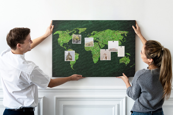 Tablero de anuncios mapa mundial verde con red de carreteras