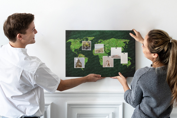 Tablero de anuncios mapa mundial verde con red de carreteras