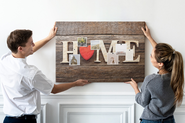 Tablero de anuncios con letras de madera y fondo de corazón