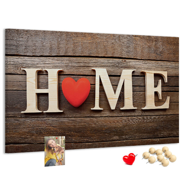 Tablero de anuncios con letras de madera y fondo de corazón