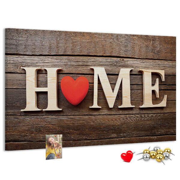Tablero de anuncios con letras de madera y fondo de corazón