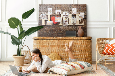 Tablero de anuncios con letras de madera y fondo de corazón