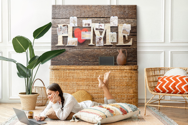 Tablero de anuncios con letras de madera y fondo de corazón