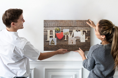 Tablero de anuncios con letras de madera y fondo de corazón
