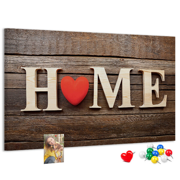 Tablero de anuncios con letras de madera y fondo de corazón