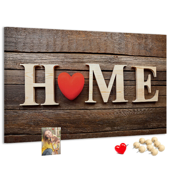 Tablero de anuncios con letras de madera y fondo de corazón