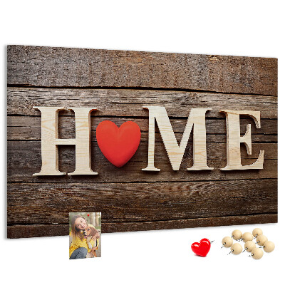 Tablero de anuncios con letras de madera y fondo de corazón