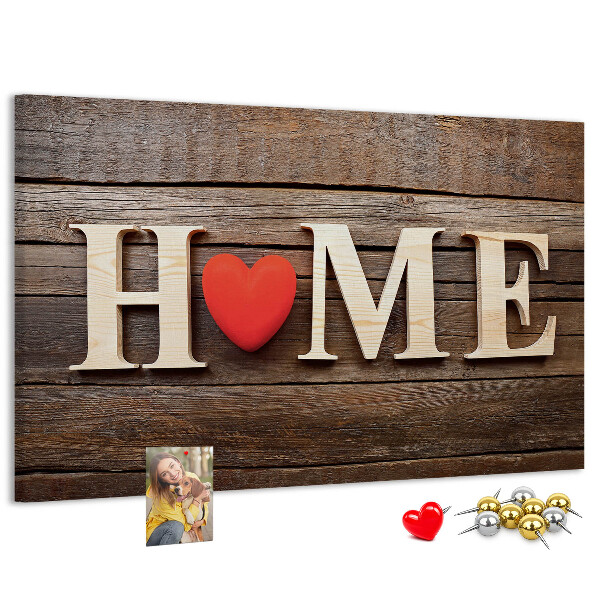 Tablero de anuncios con letras de madera y fondo de corazón