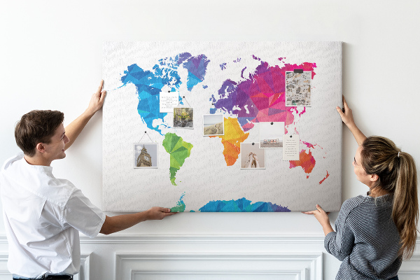 Mapa mundial de corcho diseño poligonal colorido