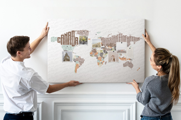 Tablero de anuncios mapamundi con los nombres de los países