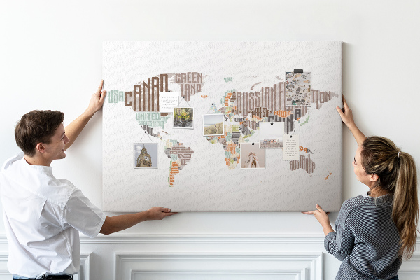 Tablero de anuncios mapamundi con los nombres de los países