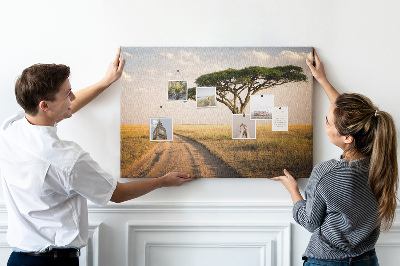 Pizarra de corcho con diseño de paisaje africano y un árbol