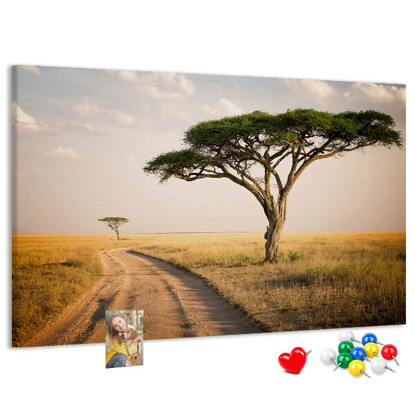 Pizarra de corcho con diseño de paisaje africano y un árbol