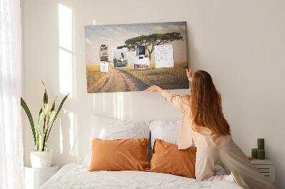 Pizarra de corcho con diseño de paisaje africano y un árbol