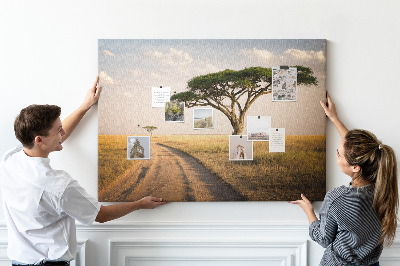 Pizarra de corcho con diseño de paisaje africano y un árbol