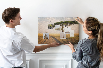 Pizarra de corcho con diseño de paisaje africano y un árbol