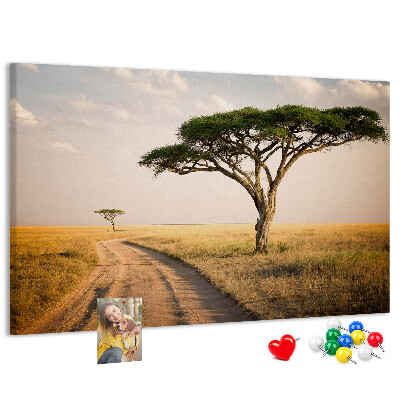 Pizarra de corcho con diseño de paisaje africano y un árbol