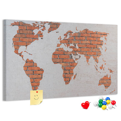 Tablero de corcho decorado Un mapamundi contra una pared de ladrillos