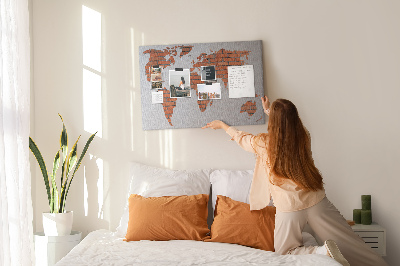 Tablero de corcho decorado Un mapamundi contra una pared de ladrillos