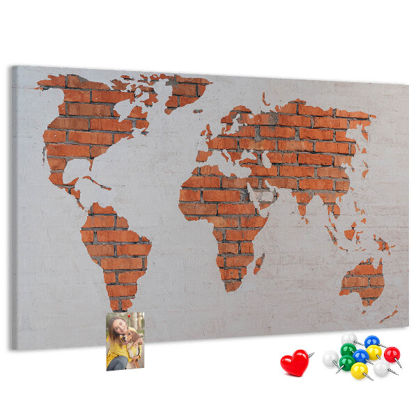 Tablero de corcho decorado Un mapamundi contra una pared de ladrillos