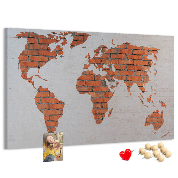 Tablero de corcho decorado Un mapamundi contra una pared de ladrillos