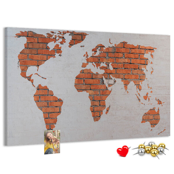 Tablero de corcho decorado Un mapamundi contra una pared de ladrillos