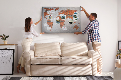 Tablero de corcho decorado Un mapamundi contra una pared de ladrillos