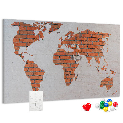 Tablero de corcho decorado Un mapamundi contra una pared de ladrillos