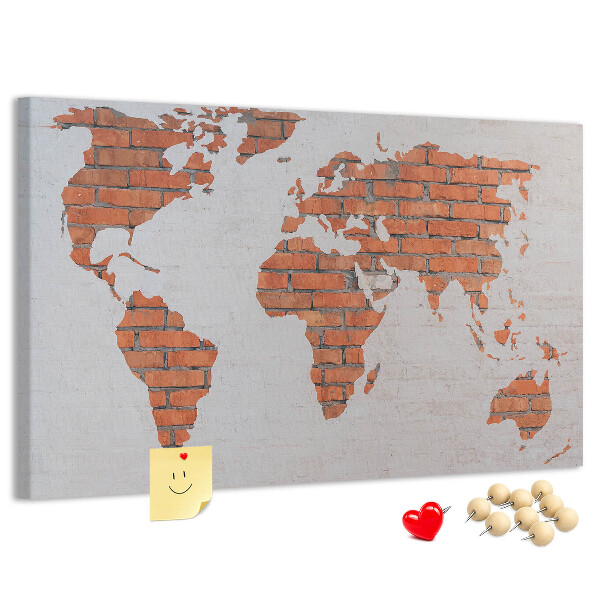 Tablero de corcho decorado Un mapamundi contra una pared de ladrillos