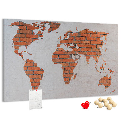 Tablero de corcho decorado Un mapamundi contra una pared de ladrillos